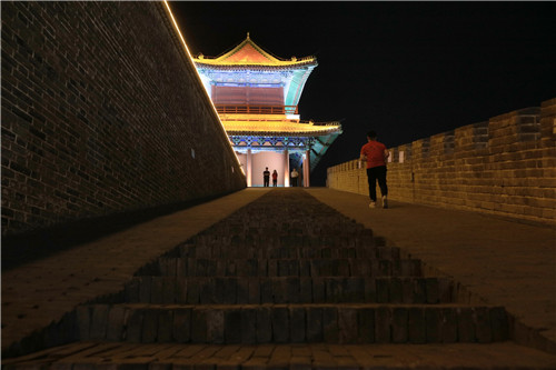 為了保護文物，消減火災(zāi)隱患，正定縣的旅游點，參觀者必須接受禁帶火種檢查。-河寧 攝.jpg