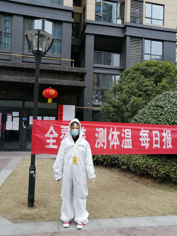 圖文：付洪榮女兒范雨禾在樓棟前值守